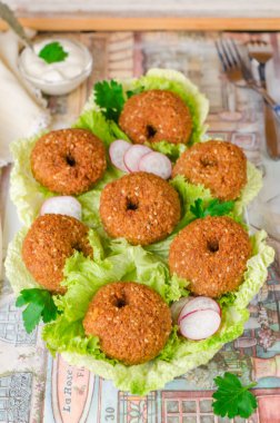 Ahşap arka plan üzerinde plaka üzerinde marul ile Falafel topları. Seçici odaklama