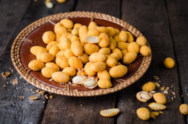 Tuzlu sır - Arapça lezzetli baharatlı badem yemek saati. Ramazan yemek. Seçici odak. Ahşap arka plan