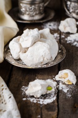 Şeker Gaz - Arap lezzetli nuga ahşap arka plan üzerinde vintage plaka üzerinde phistachio ile. Seçici odak. Doğu mutfağı.