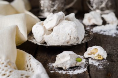 Şeker Gaz - Arap lezzetli nuga ahşap arka plan üzerinde vintage plaka üzerinde phistachio ile. Seçici odak. Doğu mutfağı.