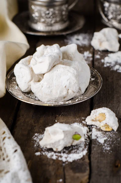 Şeker Gaz - Arap lezzetli nuga ahşap arka plan üzerinde vintage plaka üzerinde phistachio ile. Seçici odak. Doğu mutfağı.