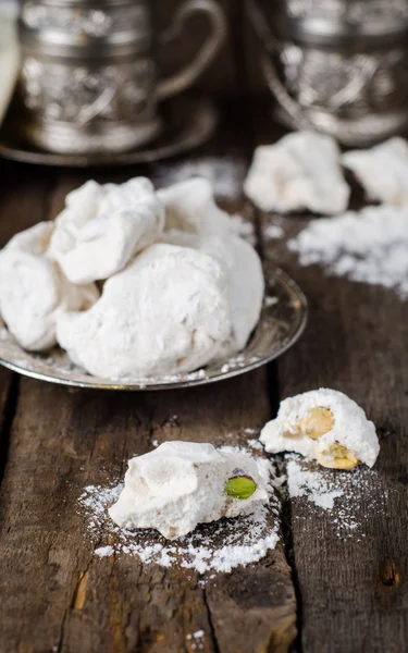 Candy Gaz - arabský lahodné nugát s phistachio na vinobraní desku na dřevěné pozadí. Selektivní zaměření. Orientální jídlo. — Stock fotografie