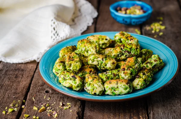 Maamoul o mamoul - galletas árabes con pistacho en cuenco de metal sobre fondo de mesa de madera vintage. Enfoque selectivo — Foto de Stock