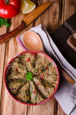 Domates, salatalık ve maydanoz - Arap patlıcan yemeği veya salata ahşap arka plan üzerinde Babaganoush. Seçici odak
