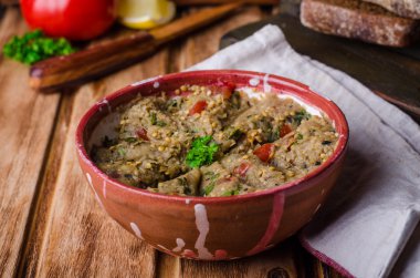 Domates, salatalık ve maydanoz - Arap patlıcan yemeği veya salata ahşap arka plan üzerinde Babaganoush. Seçici odak