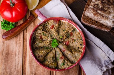 Domates, salatalık ve maydanoz - Arap patlıcan yemeği veya salata ahşap arka plan üzerinde Babaganoush. Seçici odak