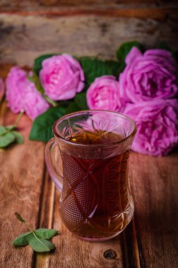 Türk çay Güllü ahşap arka plan cam bardakta. Ramazan yemek. Seçici odak