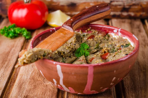 Babaganoush met tomaten, komkommer en peterselie - Arabische aubergine schotel of salade op houten achtergrond. Selectieve aandacht — Stockfoto