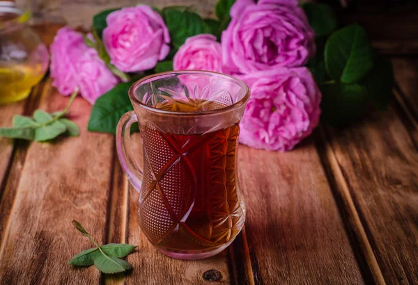 Turecký čaj ve sklenici na dřevěné pozadí s růžemi. Ramadánových jídel. Selektivní zaměření — Stock fotografie