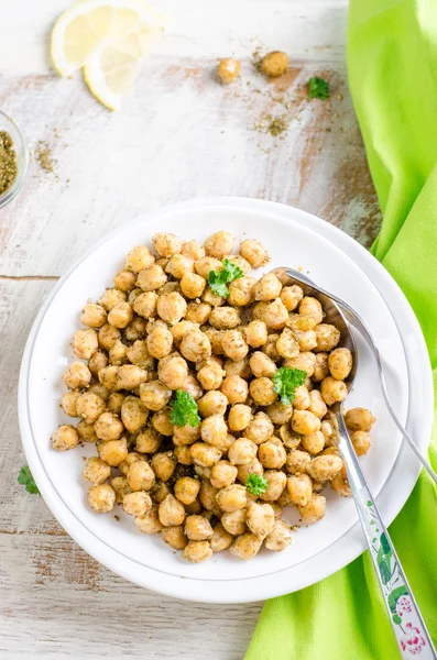 Garbanzos picantes asados con zaatar o zatar en metall vintage tratar y fondo de madera. Vista superior — Foto de Stock