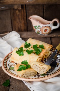 Dolma Rusça krep ahşap arka plan üzerinde geleneksel kil kase etli rulo. Tonlu görüntü. Seçici odak