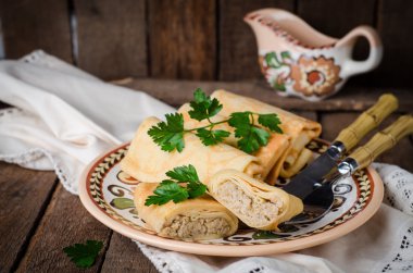 Dolma Rusça krep ahşap arka plan üzerinde geleneksel kil kase etli rulo. Tonlu görüntü. Seçici odak