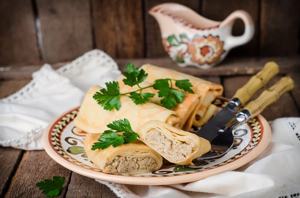 Фаршированные русские блинчики с мясом в традиционной глиняной миске на деревянном фоне. Тонированное изображение. Селективный фокус — стоковое фото