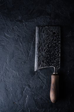 Vintage büyük et satır karanlık taş zemin üzerine. Tonlu görüntü