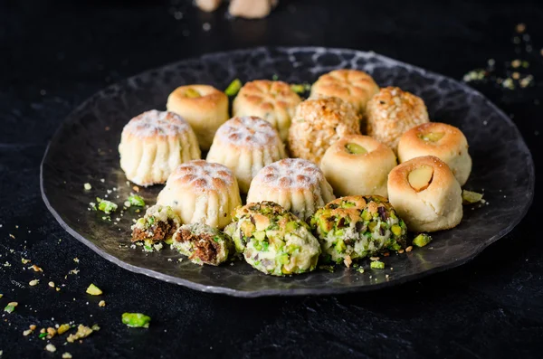 Maamoul or mamoul - arabic cookies stuffed dates or phistachio with icing cugar on dark background. Selective focus — Stock Photo, Image