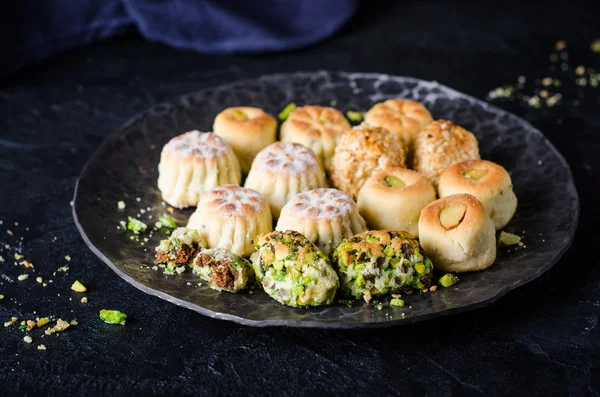 Maamoul or mamoul - arabic cookies stuffed dates or phistachio with icing cugar on dark background. Selective focus — Stock Photo, Image