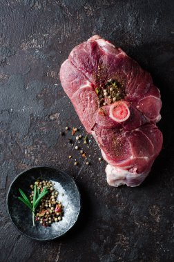 Doğu baharat koyu arka plan üzerinde ham koyun etli.