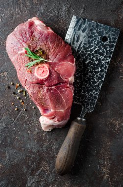 Doğu baharat koyu arka plan üzerinde ham koyun etli.