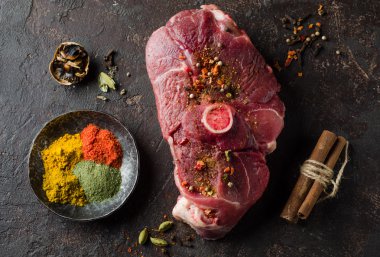 Doğu baharat koyu arka plan üzerinde ham koyun etli.