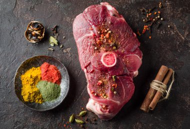 Doğu baharat koyu arka plan üzerinde ham koyun etli.