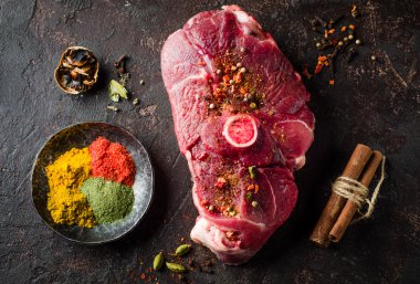 Doğu baharat koyu arka plan üzerinde ham koyun etli.