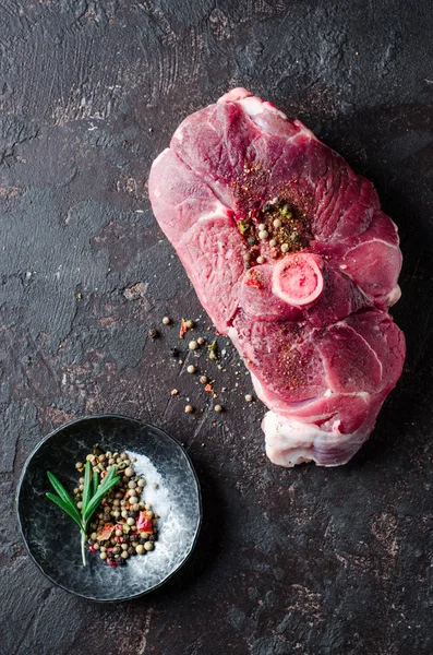 Carne crua de carneiro com especiarias orientais no fundo escuro . — Fotografia de Stock