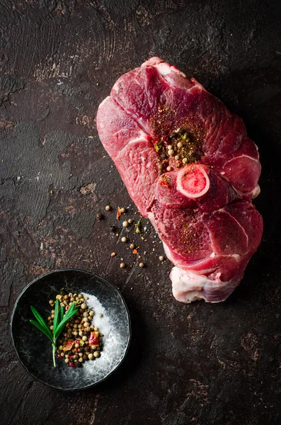 Carne crua de carneiro com especiarias orientais no fundo escuro . — Fotografia de Stock