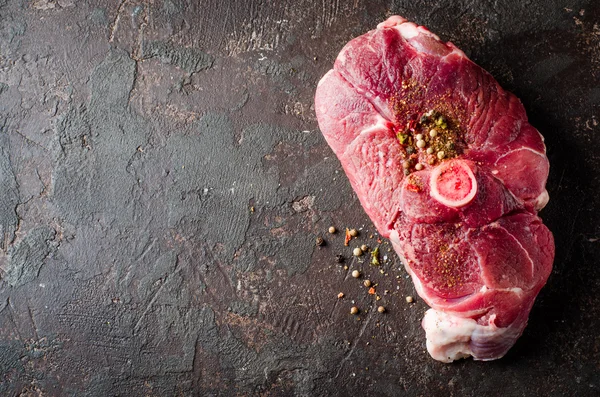 Carne crua de carneiro com especiarias orientais no fundo escuro . — Fotografia de Stock