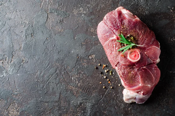 Carne crua de carneiro com especiarias orientais no fundo escuro . — Fotografia de Stock