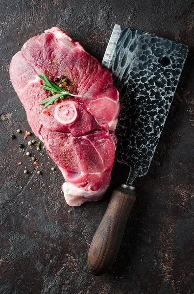 Carne crua de carneiro com especiarias orientais no fundo escuro . — Fotografia de Stock