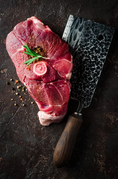 Carne cruda de Mutton con especias del este sobre fondo oscuro . —  Fotos de Stock