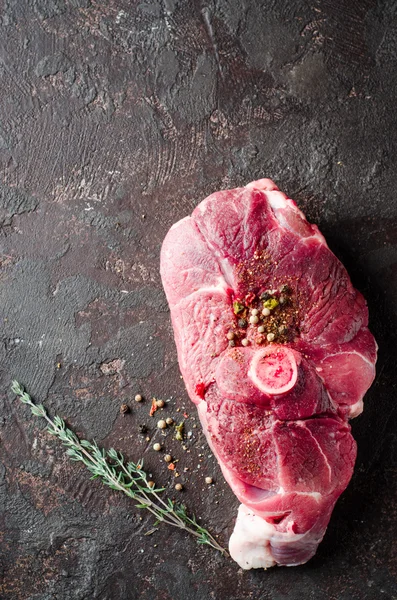 Carne crua de carneiro com especiarias orientais no fundo escuro . — Fotografia de Stock