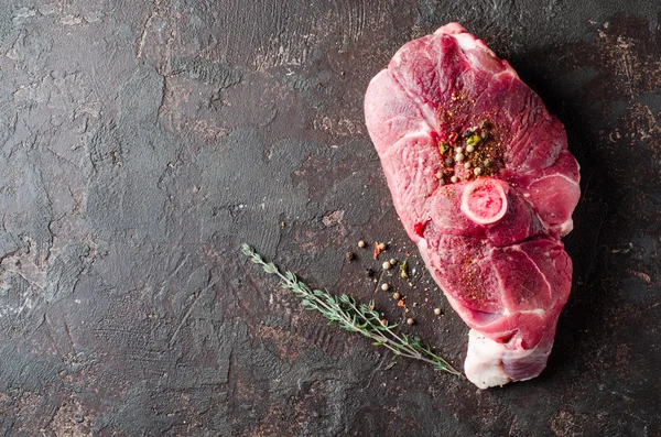 Rauw vlees van schapenvlees met Oost-spice op donkere achtergrond. — Stockfoto