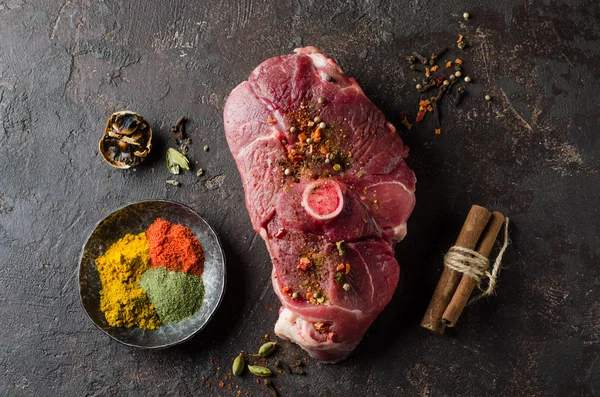 Carne crua de carneiro com especiarias orientais no fundo escuro . — Fotografia de Stock