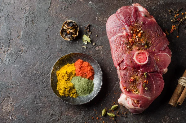 Carne crua de carneiro com especiarias orientais no fundo escuro . — Fotografia de Stock