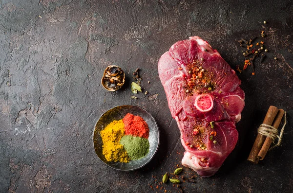 Carne cruda de Mutton con especias del este sobre fondo oscuro . —  Fotos de Stock