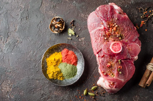 Carne crua de carneiro com especiarias orientais no fundo escuro . — Fotografia de Stock