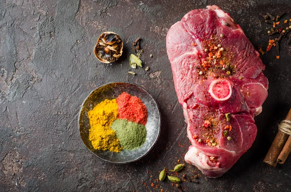 Carne crua de carneiro com especiarias orientais no fundo escuro . — Fotografia de Stock