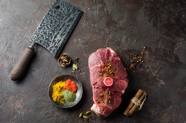 Ωμό κρέας προβάτου με Ανατολή μπαχαρικό σε σκούρο φόντο. — Φωτογραφία Αρχείου