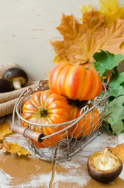 Calabazas de otoño con hojas sobre fondo de madera. Decoraciones de otoño —  Fotos de Stock