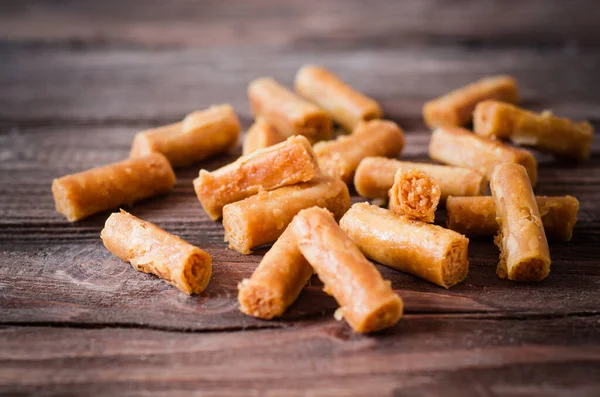 Türk ya da Arap Tatlısı Roll Baklava. Ramazan tatlısı. Doğu mutfağı. Tonlanmış görüntü. Seçici odak Stok Fotoğraf