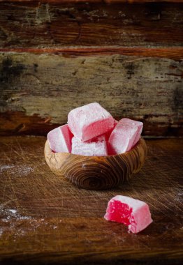 Gül aromalı lokum beyaz kâse içinde ahşap masa üzerinde. Türk ve Arap lokumu. Ramazan yemeği. Seçici odak