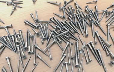 Her diğer üstünde ahşap masa üzerinde birçok farklı vidalar