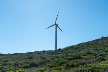 Rüzgâr türbininin güneş ışığındaki ön görüntüsü