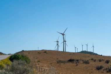 Rüzgâr türbinlerinin güneş ışığındaki ön görüntüsü