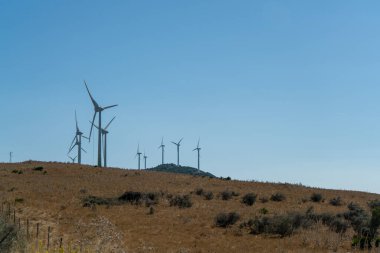 Rüzgâr türbinlerinin güneş ışığındaki ön görüntüsü