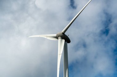 Elektrik üretimi için rüzgar türbininin ön görünümü