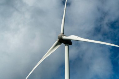 Elektrik üretimi için rüzgar türbininin ön görünümü