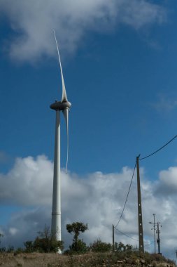 Elektrik üretimi için rüzgar türbininin ön görünümü