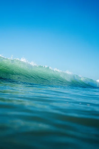 Rompiendo Olas Aerosol Agua Blanca Luz Reflejándose Superficie Del Agua —  Fotos de Stock